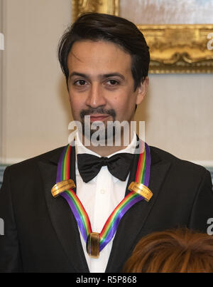 Dezember 1, 2018 - Washington, District of Columbia, USA - Lin-Manuel Miranda, eine der speziellen honorees für bahnbrechende Arbeiten auf Hamilton, wie er mit den Empfängern der 41st jährlichen Kennedy Center Honors stellt posieren für ein Gruppenfoto nach einem Abendessen, United States Stellvertretender Außenminister John J. Sullivan zu ihren Ehren bewirtet an das US-Außenministerium in Washington, DC am Samstag, 1. Dezember 2018. Die Preisträger 2018 sind: Sängerin und Schauspielerin Cher; Komponist und Pianist Philip Glass; Country Musik entertainer Reba McEntire, und Jazz Saxophonist und Komponist Wayne Shorter. Thi Stockfoto