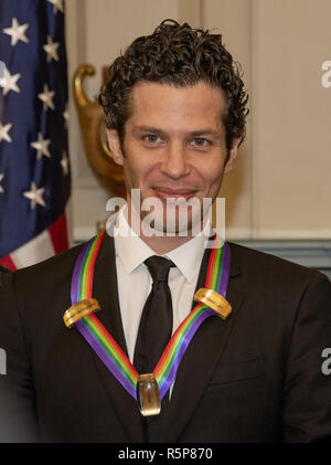 Dezember 1, 2018 - Washington, District of Columbia, USA - Thomas Kail, einer der Special honorees für bahnbrechende Arbeiten auf Hamilton, als er wirft mit der Empfänger der 41st jährlichen Kennedy Center Honors posieren für ein Gruppenfoto nach einem Abendessen, United States Stellvertretender Außenminister John J. Sullivan zu ihren Ehren bewirtet an das US-Außenministerium in Washington, DC am Samstag, 1. Dezember 2018. Die Preisträger 2018 sind: Sängerin und Schauspielerin Cher; Komponist und Pianist Philip Glass; Country Musik entertainer Reba McEntire, und Jazz Saxophonist und Komponist Wayne Shorter. Dieses Jahr, Stockfoto