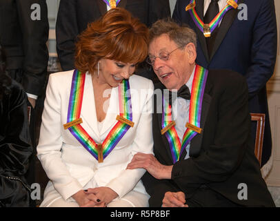 Reba McEntire, Links, und Philip Glass zwei der Empfänger der 41st jährlichen Kennedy Center Honors, Converse, wie sie für ein Gruppenfoto posieren nach einem Abendessen, United States Stellvertretender Außenminister John J. Sullivan zu ihren Ehren bewirtet an das US-Außenministerium in Washington, DC am Samstag, 1. Dezember 2018. Die Preisträger 2018 sind: Sängerin und Schauspielerin Cher; Komponist und Pianist Philip Glass; Country Musik entertainer Reba McEntire, und Jazz Saxophonist und Komponist Wayne Shorter. In diesem Jahr, die mitschöpfer von Hamilton, Schriftsteller und Schauspieler Lin-Manuel Miranda; Direktor Thomas Kail; Cho Stockfoto