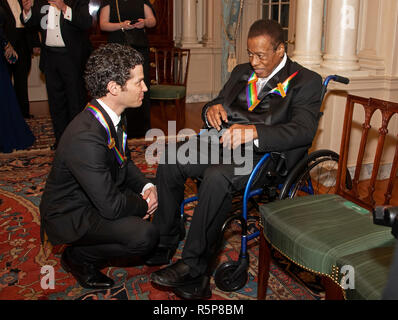 Thomas Kail, Links, und Wayne Shorter, rechts, zwei der Empfänger der 41st jährlichen Kennedy Center Honors, Converse, nachdem für ein Gruppenfoto posieren nach einem Abendessen, United States Stellvertretender Außenminister John J. Sullivan zu ihren Ehren bewirtet an das US-Außenministerium in Washington, DC am Samstag, 1. Dezember 2018. Die Preisträger 2018 sind: Sängerin und Schauspielerin Cher; Komponist und Pianist Philip Glass; Country Musik entertainer Reba McEntire, und Jazz Saxophonist und Komponist Wayne Shorter. In diesem Jahr, die mitschöpfer von Hamilton, Schriftsteller und Schauspieler Lin-Manuel Miranda; Direktor Thomas Ka Stockfoto