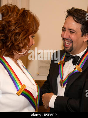 Reba McEntire, Links, und Lin-Manuel Miranda, rechts, zwei der Empfänger der 41st jährlichen Kennedy Center Honors converse vor für ein Gruppenfoto posieren nach einem Abendessen, United States Stellvertretender Außenminister John J. Sullivan zu ihren Ehren bewirtet an das US-Außenministerium in Washington, DC am Samstag, 1. Dezember 2018. Die Preisträger 2018 sind: Sängerin und Schauspielerin Cher; Komponist und Pianist Philip Glass; Country Musik entertainer Reba McEntire, und Jazz Saxophonist und Komponist Wayne Shorter. In diesem Jahr, die mitschöpfer von Hamilton, - Schriftsteller und Schauspieler Lin-Manuel Miranda; Direktor Stockfoto