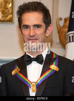 Andy Blankenbuehler, einer der Special honorees für bahnbrechende Arbeiten auf Hamilton, wie er mit den Empfängern der 41st jährlichen Kennedy Center Honors stellt posieren für ein Gruppenfoto nach einem Abendessen, United States Stellvertretender Außenminister John J. Sullivan zu ihren Ehren bewirtet an das US-Außenministerium in Washington, DC am Samstag, 1. Dezember 2018. Die Preisträger 2018 sind: Sängerin und Schauspielerin Cher; Komponist und Pianist Philip Glass; Country Musik entertainer Reba McEntire, und Jazz Saxophonist und Komponist Wayne Shorter. In diesem Jahr, die mitschöpfer von Hamilton, - Schriftsteller und Schauspieler Lin- Stockfoto