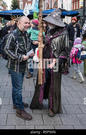 Hereford, Großbritannien. 1. Dezember, 2018. Vikar Simon Lockett Chats zu Klima Aktivist Rick Gast (aka Gandalf) bei einer Demonstration vom Aussterben Aufstandsbewegung in diesem alten Domstadt. Credit: Alex Ramsay/Alamy leben Nachrichten Stockfoto