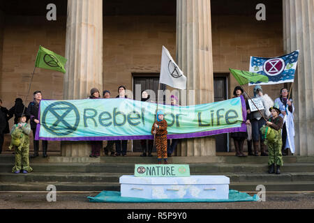 Hereford, Großbritannien. 1. Dezember, 2018. Die neu gegründete Niederlassung des Aussterbens Aufstandsbewegung (Klimawandel Aktivisten) außerhalb des Shire Hall in diesem alten Domstadt demonstrieren. Credit: Alex Ramsay/Alamy leben Nachrichten Stockfoto