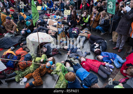 Hereford, Großbritannien. 1. Dezember, 2018. Kinder Bühne ein 'aussterben' oder sterben bei einer Demonstration vom Aussterben Aufstandsbewegung organisiert (Klimawandel Aktivisten) in diesem alten Domstadt. Credit: Alex Ramsay/Alamy leben Nachrichten Stockfoto