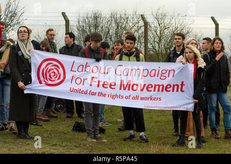 Milton Ernest, Bedford, Großbritannien. 1. Dezember 2018. Yarls Holz Einwanderung Ausbau Zentrum ÔSuround Yarls Holz - Abschalten Yarls Holz und alle Haft CentersÕ Demonstration. Hunderte trotzten dem schlechten Wetter den Protest gegen das entfernt gelegene Yarls Holz IRC zu verbinden. Inhaftierte Frauen verzweifelt winkten Windows und Ihr Mobiltelefon Gespräche über das PA-System außerhalb des Sicherheitszauns weitergeleitet. Redner waren diejenigen, die bisher im Yarls Holz inhaftiert war. Dies war der 15 Yarls Holz Demonstration der Bewegung für Gerechtigkeit organisiert. Quelle: Steve Bell/Alamy leben Nachrichten Stockfoto