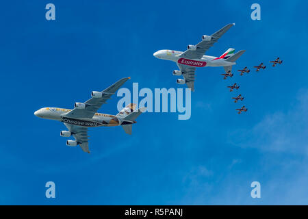 Abu Dhabi, Vereinigte Arabische Emirate. 2. Dezember 2018, UAE nationalen Tag fliegen vorbei. Etihad Airways und Emirates Flugzeuge Zwerg der Al Fursan aerobatic Display Team. Kredit Elizabeth Coughlan/Alamy Leben Nachrichten. Stockfoto