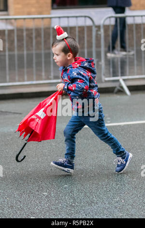 Liverpool, Merseyside, UK. 2. November 2018. BTR Liverpool Santa Dash. Menschen in Merseyside feiern die Rückkehr des britischen größte Festliche 5 K Fun Run. Die festliche Veranstaltung weiterhin mit bis zu 10.000 Läufer, Rot, Blau und mini Weihnachtsmänner, die in diesem Jahr zu wachsen. Die Strecke führte der schneidige Weihnachtsmänner durch die Innenstadt, bevor sie die Ziellinie außerhalb der Stadt Hall, wo Sie von unzähligen festliche Zeichen begrüßt wurden gekreuzt. Credit: MediaWorldImages/AlamyLiveNews. Stockfoto