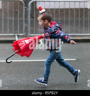 Liverpool, Merseyside, Großbritannien. November 2018. BTR Liverpool Santa Dash. Die Menschen in der ganzen Merseyside feiern die Rückkehr des größten festlichen 5-km-Laufs in Großbritannien. Die festliche Veranstaltung hat sich mit bis zu 10,000 Läufern, roten, blauen Santas, die in diesem Jahr teilnehmen, weiter entwickelt. Die Route führte die stürzenden Santas durch das Stadtzentrum, bevor sie die Ziellinie vor dem Rathaus überquerten, wo sie von unzähligen festlichen Charakteren begrüßt wurden. Quelle:MediaWorldImages/AlamyLiveNews. Stockfoto