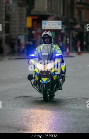 Polizei Motorradfahrer in Liverpool, Merseyside, UK. 2. November 2018. BTR Liverpool Santa Dash. Menschen in Merseyside feiern die Rückkehr des britischen größte Festliche 5 K Fun Run. Die festliche Veranstaltung weiterhin mit bis zu 10.000 Läufer, Rot, Blau und mini Weihnachtsmänner, die in diesem Jahr zu wachsen. Die Strecke führte der schneidige Weihnachtsmänner durch die Innenstadt, bevor sie die Ziellinie außerhalb der Stadt Hall, wo Sie von unzähligen festliche Zeichen begrüßt wurden gekreuzt. Credit: MediaWorldImages/AlamyLiveNews. Stockfoto