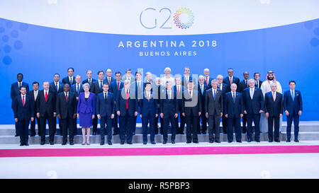 Peking, Argentinien. 30 Nov, 2018. Der chinesische Präsident Xi Jinping (6. R, vorne) stellt für ein Gruppenfoto mit anderen Führungskräften die Teilnahme an der 13. Gipfel der Gruppe der 20 (G20) in Buenos Aires, Argentinien, Nov. 30, 2018. Die 13 G20-Gipfel ist hier am Freitag statt. Xi Jinping hielt eine Rede mit dem Titel "Über den Horizont hinaus und Lenken die Weltwirtschaft in die richtige Richtung" in der ersten Sitzung des Gipfels. Credit: Li Tao/Xinhua/Alamy leben Nachrichten Stockfoto