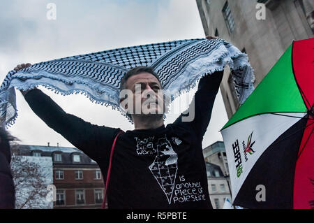 Dezember 1, 2018 - es tut uns Leid Medyan, schrieb er und meinte damit es ..... London, UK. 1. Dezember 2018. Die Demonstranten auf der BBC, die berufen ist, aus dem Eurovision Song Contest 2019 von Israel gehostet zu entziehen, die in den laufenden Israels Verstöße gegen die Menschenrechte der Palästinenser mitschuldig zu vermeiden. Sie sagen, daß der Wettbewerb 'artwashes' Israels auf dem Gebiet der Menschenrechte, darunter auch die Tötung von mindestens 205 Palästinenser durch israelische Streitkräfte in der belagerten Gazastreifen seit Beginn der Proteste am Ende März, und die Weitergabe der jüdischen Nationalstaat Gesetz formalisiert eine Apartheid im israelischen Recht. Der Protest wurde opp Stockfoto