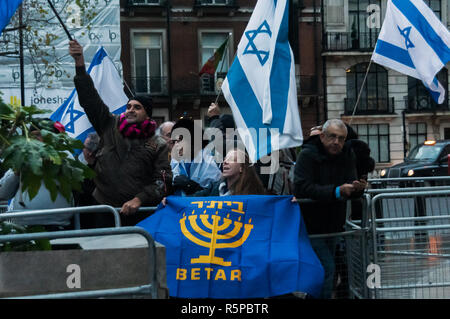 Dezember 1, 2018 - es tut uns Leid Medyan, schrieb er und meinte damit es ..... London, UK. 1. Dezember 2018. Die Demonstranten auf der BBC, die berufen ist, aus dem Eurovision Song Contest 2019 von Israel gehostet zu entziehen, die in den laufenden Israels Verstöße gegen die Menschenrechte der Palästinenser mitschuldig zu vermeiden. Sie sagen, daß der Wettbewerb 'artwashes' Israels auf dem Gebiet der Menschenrechte, darunter auch die Tötung von mindestens 205 Palästinenser durch israelische Streitkräfte in der belagerten Gazastreifen seit Beginn der Proteste am Ende März, und die Weitergabe der jüdischen Nationalstaat Gesetz formalisiert eine Apartheid im israelischen Recht. Der Protest wurde opp Stockfoto