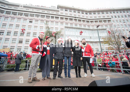 Foto LaPresse - Mauro Ujetto 02 12 2018 Turin (Italia) Cronaca Raduno dei Babbo Natale a Torino a favore dei bambini ricoverati al Regina Margherita. Nella Foto: Chiara appendino e Sergio Chiamparino. Foto LaPresse - Mauro Ujetto 02-12-2018 Turin (Italien) Santa Claus Event für die Kinder im Krankenhaus. Stockfoto