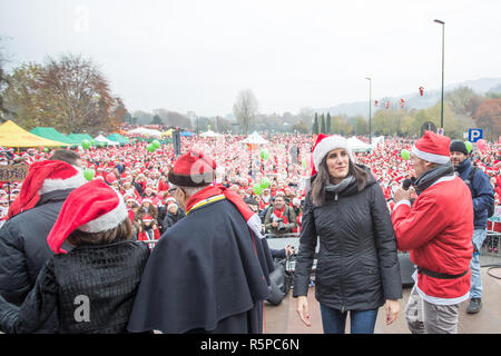 Foto LaPresse - Mauro Ujetto 02 12 2018 Turin (Italia) Cronaca Raduno dei Babbo Natale a Torino a favore dei bambini ricoverati al Regina Margherita. Nella Foto: La sindaca Chiara Appendino sul Palco Foto LaPresse - Mauro Ujetto 02-12-2018 Turin (Italien) Santa Claus Event für die Kinder im Krankenhaus. Stockfoto