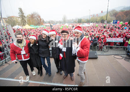 Foto LaPresse - Mauro Ujetto 02 12 2018 Turin (Italia) Cronaca Raduno dei Babbo Natale a Torino a favore dei bambini ricoverati al Regina Margherita. Nella Foto: Chiara appendino e Sergio Chiamparino. Foto LaPresse - Mauro Ujetto 02-12-2018 Turin (Italien) Santa Claus Event für die Kinder im Krankenhaus. Stockfoto