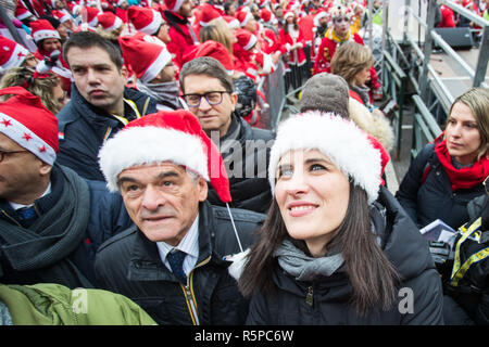 Foto LaPresse - Mauro Ujetto 02 12 2018 Turin (Italia) Cronaca Raduno dei Babbo Natale a Torino a favore dei bambini ricoverati al Regina Margherita. Nella Foto: Chiara Appendino e Sergio Chiamparino guardano Gli scalatori scendere Foto LaPresse - Mauro Ujetto 02-12-2018 Turin (Italien) Santa Claus Event für die Kinder im Krankenhaus. Stockfoto