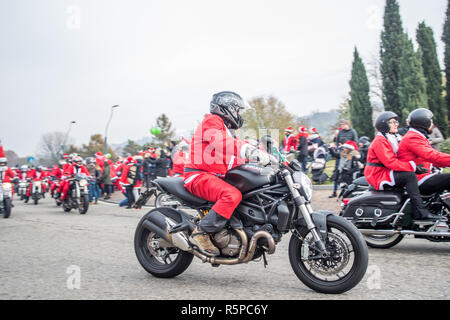 Foto LaPresse - Mauro Ujetto 02 12 2018 Turin (Italia) Cronaca Raduno dei Babbo Natale a Torino a favore dei bambini ricoverati al Regina Margherita. Nella Foto: Babbi Natale motociclisti Foto LaPresse - Mauro Ujetto 02-12-2018 Turin (Italien) Santa Claus Event für die Kinder im Krankenhaus. Stockfoto