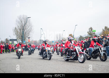 Foto LaPresse - Mauro Ujetto 02 12 2018 Turin (Italia) Cronaca Raduno dei Babbo Natale a Torino a favore dei bambini ricoverati al Regina Margherita. Nella Foto: Babbi Natale motociclisti Foto LaPresse - Mauro Ujetto 02-12-2018 Turin (Italien) Santa Claus Event für die Kinder im Krankenhaus. Stockfoto