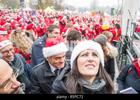 Foto LaPresse - Mauro Ujetto 02 12 2018 Turin (Italia) Cronaca Raduno dei Babbo Natale a Torino a favore dei bambini ricoverati al Regina Margherita. Nella Foto: Chiara Appendino e Sergio Chiamparino guardano Gli scalatori scendere Foto LaPresse - Mauro Ujetto 02-12-2018 Turin (Italien) Santa Claus Event für die Kinder im Krankenhaus. Stockfoto