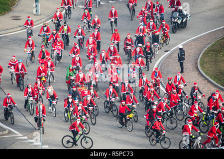 Foto LaPresse - Mauro Ujetto 02 12 2018 Turin (Italia) Cronaca Raduno dei Babbo Natale a Torino a favore dei bambini ricoverati al Regina Margherita. Nella Foto: Babbi NAtale ciclisti Foto LaPresse - Mauro Ujetto 02-12-2018 Turin (Italien) Santa Claus Event für die Kinder im Krankenhaus. Stockfoto