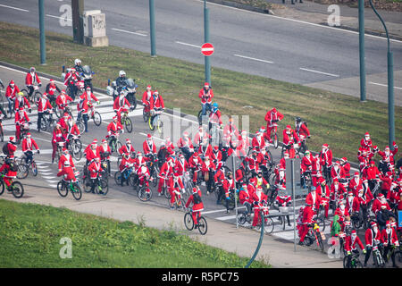 Foto LaPresse - Mauro Ujetto 02 12 2018 Turin (Italia) Cronaca Raduno dei Babbo Natale a Torino a favore dei bambini ricoverati al Regina Margherita. Nella Foto: Babbi Natale in Bicicletta. Foto LaPresse - Mauro Ujetto 02-12-2018 Turin (Italien) Santa Claus Event für die Kinder im Krankenhaus. Stockfoto