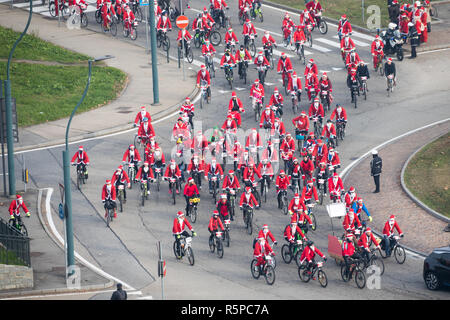 Foto LaPresse - Mauro Ujetto 02 12 2018 Turin (Italia) Cronaca Raduno dei Babbo Natale a Torino a favore dei bambini ricoverati al Regina Margherita. Nella Foto: Babbi Natale in Bicicletta. Foto LaPresse - Mauro Ujetto 02-12-2018 Turin (Italien) Santa Claus Event für die Kinder im Krankenhaus. Stockfoto