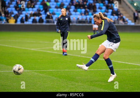 Akademie Stadion, Manchester, UK. 2. Dez, 2018. Frauen Super League Fußball, Manchester City v Arsenal; Claire Emslie von Manchester City wärmt für das Spiel: Action Plus Sport/Alamy leben Nachrichten Stockfoto
