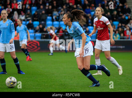 Akademie Stadion, Manchester, UK. 2. Dez, 2018. Frauen Super League Fußball, Manchester City v Arsenal; Caroline Wehr von Manchester City steuert die Kugel Credit: Aktion plus Sport/Alamy leben Nachrichten Stockfoto