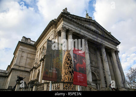 London, Großbritannien. 2. Dez 2018. Die Tate Britain Winter Kommission nach Künstler Monster Chetwynd früher als 'Marvin Gaye 'iconic Fassade des Tate Britain bekannt. Die Tate Britain im Auftrag der Künstler Monster Chetwynd eine unorthodoxe Weihnachtsbeleuchtung Anzeige: zwei riesige und beleuchtete Leopard slug Skulpturen LED slug Wanderwege über die Fassade des Gebäudes zu erstellen. Winter Kommission 2018: Monster Chetwynd wird auf täglich eingeschaltet, bis 28. Februar 2019. Credit: Dinendra Haria/Alamy leben Nachrichten Stockfoto