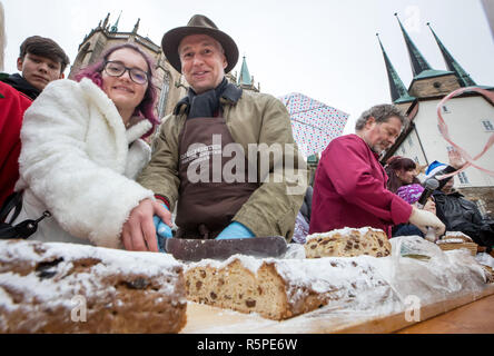 Erfurt, Deutschland. 02 Dez, 2018. Die Stollen Königin Emely I. (Emely Scheler) und der Präsident der Handwerkskammer Erfurt, Stefan Lobenstein, schneiden Sie einen zwei Meter langen und 10 Kilogramm schweren Thüringer Christstollen auf dem Cathedral Square. Die offizielle Schneiden der Stollen des Thüringer Stollen und Erfurter Schittchen Association findet jährlich am ersten Advent. Credit: arifoto UG/dpa-Zentralbild/dpa/Alamy leben Nachrichten Stockfoto