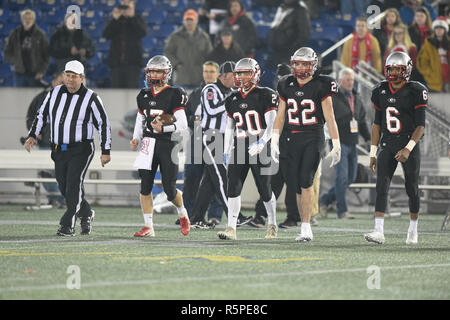 Annapolis, MD, USA. 01 Dez, 2018. Die Glenelg-straGladiatoren Team Captains vor dem Maryland State 2 ein Fußball-Meisterschaft an der Navy-Marine Corps Memorial Stadium in Annapolis, MD. Die Oakdale Jungen nahmen ihre erste staatliche Meisterschaft nach dem Sieg über Glenelg 35-7. Credit: Csm/Alamy leben Nachrichten Stockfoto