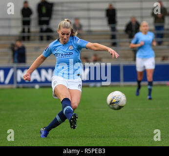 Akademie Stadion, Manchester, UK. 2. Dez, 2018. Frauen Super League Fußball, Manchester City v Arsenal; Gemma Bonner von Manchester City überquert der Ball Credit: Aktion plus Sport/Alamy leben Nachrichten Stockfoto