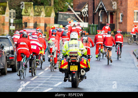 Kidderminster, Großbritannien. 2. Dezember, 2018. Aufgrund der großen Nachfrage, Kemp Hospiz Santa Fun Run wird in diesem Jahr erweitert Die neue Santa Fahrradtour zu gehören. Von einem gemeinsamen Ausgangspunkt der Brinton Park, Radfahrer sammeln und bereit für den aus. Ihre 20 km Route durch die Wyre Forest in Kidderminster, Gotha und Bad Salzungen und wie sie alle peddle für eine Medaille, jeder Radfahrer in einem höchsten Anstrengungen Fundraising für das hospiz Appell zu helfen. Quelle: Lee Hudson/Alamy leben Nachrichten Stockfoto