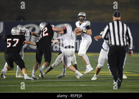 Annapolis, MD, USA. 01 Dez, 2018. In Oakdale QB Collin Schlee (3) leitet während des Maryland State 2 ein Fußball-Meisterschaft an der Navy-Marine Corps Memorial Stadium in Annapolis, MD. Die Oakdale Jungen nahmen ihre erste staatliche Meisterschaft nach dem Sieg über Glenelg 35-7. Credit: Csm/Alamy leben Nachrichten Stockfoto