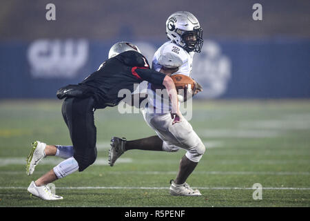 Annapolis, MD, USA. 01 Dez, 2018. Oakdale RB SimeonÃŠSabvute (2) eilt mit der Kugel während des Maryland State 2 ein Fußball-Meisterschaft an der Navy-Marine Corps Memorial Stadium in Annapolis, MD. Die Oakdale Jungen nahmen ihre erste staatliche Meisterschaft nach dem Sieg über Glenelg 35-7. Credit: Csm/Alamy leben Nachrichten Stockfoto