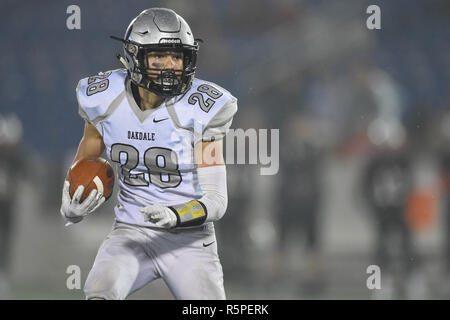 Annapolis, MD, USA. 01 Dez, 2018. In Oakdale Wyatt McCoy (28) eilt mit der Kugel während des Maryland State 2 ein Fußball-Meisterschaft an der Navy-Marine Corps Memorial Stadium in Annapolis, MD. Die Oakdale Jungen nahmen ihre erste staatliche Meisterschaft nach dem Sieg über Glenelg 35-7. Credit: Csm/Alamy leben Nachrichten Stockfoto