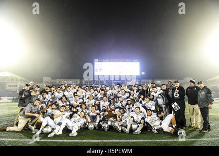 Annapolis, MD, USA. 01 Dez, 2018. Die Oakdale Bären feiern nach dem Gewinn der Maryland Zustand 2 ein Fußball-Meisterschaft an der Navy-Marine Corps Memorial Stadium in Annapolis, MD. Die Oakdale Jungen nahmen ihre erste staatliche Meisterschaft nach dem Sieg über Glenelg 35-7. Credit: Csm/Alamy leben Nachrichten Stockfoto