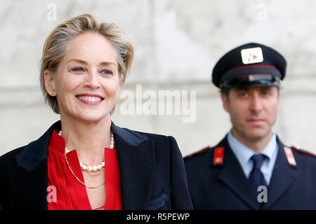 Sharon StoneRome 30. Juli 2018. Schauspielerin Sharon Stone erhält die Goldmedaille des Verdienstes von Italienischen Roten Kreuz während der Veranstaltung Springen 2018. Foto Samantha Zucchi Insidefoto Stockfoto