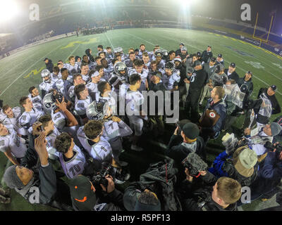 Annapolis, MD, USA. 01 Dez, 2018. Die Oakdale Bären feiern nach dem Gewinn der Maryland Zustand 2 ein Fußball-Meisterschaft an der Navy-Marine Corps Memorial Stadium in Annapolis, MD. Die Oakdale Jungen nahmen ihre erste staatliche Meisterschaft nach dem Sieg über Glenelg 35-7. Credit: Csm/Alamy leben Nachrichten Stockfoto