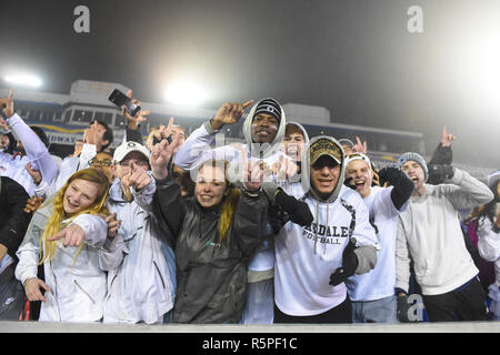 Annapolis, MD, USA. 01 Dez, 2018. Die Oakdale Fans feiern nach dem Gewinn der Maryland Zustand 2 ein Fußball-Meisterschaft an der Navy-Marine Corps Memorial Stadium in Annapolis, MD. Die Oakdale Jungen nahmen ihre erste staatliche Meisterschaft nach dem Sieg über Glenelg 35-7. Credit: Csm/Alamy leben Nachrichten Stockfoto