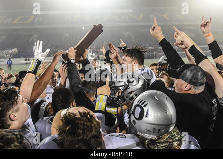 Annapolis, MD, USA. 01 Dez, 2018. Die Oakdale Bären feiern nach dem Gewinn der Maryland Zustand 2 ein Fußball-Meisterschaft an der Navy-Marine Corps Memorial Stadium in Annapolis, MD. Die Oakdale Jungen nahmen ihre erste staatliche Meisterschaft nach dem Sieg über Glenelg 35-7. Credit: Csm/Alamy leben Nachrichten Stockfoto