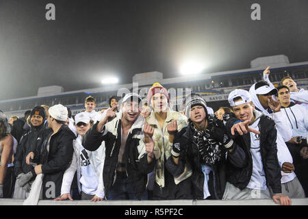 Annapolis, MD, USA. 01 Dez, 2018. Die Oakdale Fans feiern nach dem Gewinn der Maryland Zustand 2 ein Fußball-Meisterschaft an der Navy-Marine Corps Memorial Stadium in Annapolis, MD. Die Oakdale Jungen nahmen ihre erste staatliche Meisterschaft nach dem Sieg über Glenelg 35-7. Credit: Csm/Alamy leben Nachrichten Stockfoto