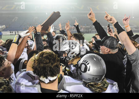 Annapolis, MD, USA. 01 Dez, 2018. Die Oakdale Bären feiern nach dem Gewinn der Maryland Zustand 2 ein Fußball-Meisterschaft an der Navy-Marine Corps Memorial Stadium in Annapolis, MD. Die Oakdale Jungen nahmen ihre erste staatliche Meisterschaft nach dem Sieg über Glenelg 35-7. Credit: Csm/Alamy leben Nachrichten Stockfoto