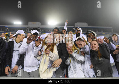 Annapolis, MD, USA. 01 Dez, 2018. Die Oakdale Fans feiern nach dem Gewinn der Maryland Zustand 2 ein Fußball-Meisterschaft an der Navy-Marine Corps Memorial Stadium in Annapolis, MD. Die Oakdale Jungen nahmen ihre erste staatliche Meisterschaft nach dem Sieg über Glenelg 35-7. Credit: Csm/Alamy leben Nachrichten Stockfoto