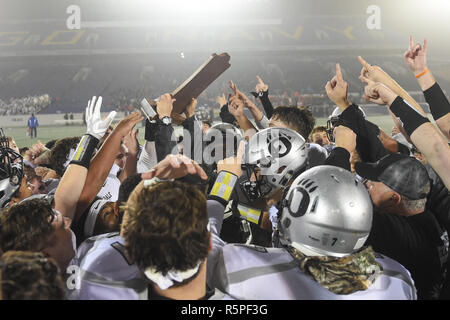 Annapolis, MD, USA. 01 Dez, 2018. Die Oakdale Bären feiern nach dem Gewinn der Maryland Zustand 2 ein Fußball-Meisterschaft an der Navy-Marine Corps Memorial Stadium in Annapolis, MD. Die Oakdale Jungen nahmen ihre erste staatliche Meisterschaft nach dem Sieg über Glenelg 35-7. Credit: Csm/Alamy leben Nachrichten Stockfoto