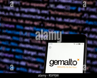 Kiew, Ukraine. 2. Dez, 2018. Gemalto-software Firmenlogo auf dem Smartphone angezeigt. Quelle: Igor Golovniov/SOPA Images/ZUMA Draht/Alamy leben Nachrichten Stockfoto