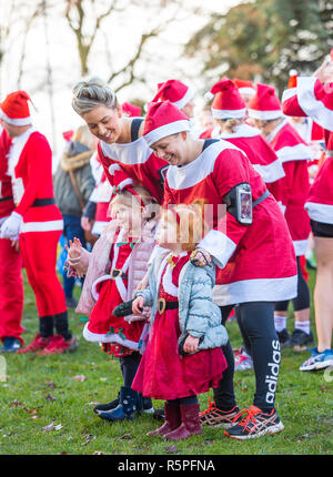 Kidderminster, Großbritannien. 2. Dezember, 2018. Es ist die Zeit des Jahres wieder da Hunderte Weihnachtsmänner laufen zusammen in Kidderminster zur Unterstützung der jährlichen Kemp's Hospice Santa Fun Run sammeln. Ob es sich um die 10k, 5k oder 1k laufen, alle Läufer setzen Ihre Best Foot Forward und höchste Anstrengung Fundraising für das hospiz Appell zu helfen. Quelle: Lee Hudson/Alamy leben Nachrichten Stockfoto