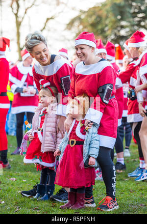 Kidderminster, Großbritannien. 2. Dezember, 2018. Es ist die Zeit des Jahres wieder da Hunderte Weihnachtsmänner laufen zusammen in Kidderminster zur Unterstützung der jährlichen Kemp's Hospice Santa Fun Run sammeln. Ob es sich um die 10k, 5k oder 1k laufen, alle Läufer setzen Ihre Best Foot Forward und höchste Anstrengung Fundraising für das hospiz Appell zu helfen. Quelle: Lee Hudson/Alamy leben Nachrichten Stockfoto