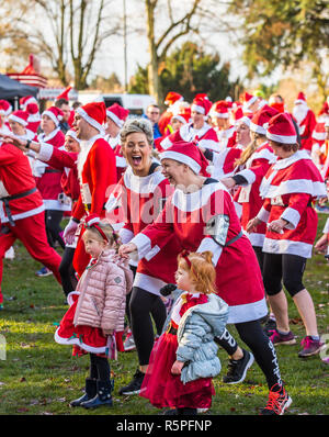 Kidderminster, Großbritannien. 2. Dezember, 2018. Es ist die Zeit des Jahres wieder da Hunderte Weihnachtsmänner laufen zusammen in Kidderminster zur Unterstützung der jährlichen Kemp's Hospice Santa Fun Run sammeln. Ob es sich um die 10k, 5k oder 1k laufen, alle Läufer setzen Ihre Best Foot Forward und höchste Anstrengung Fundraising für das hospiz Appell zu helfen. Quelle: Lee Hudson/Alamy leben Nachrichten Stockfoto